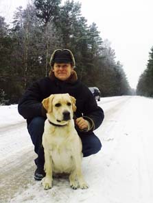 Der Hund des Märzes von der Nase wittert die Nähe des Bauernhofs